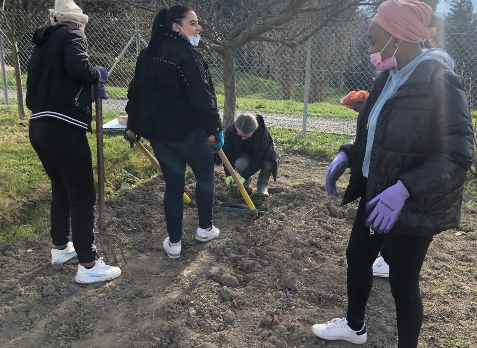 Partenariat avec l’École de la deuxième chance au jardin partagé de Montreynaud 